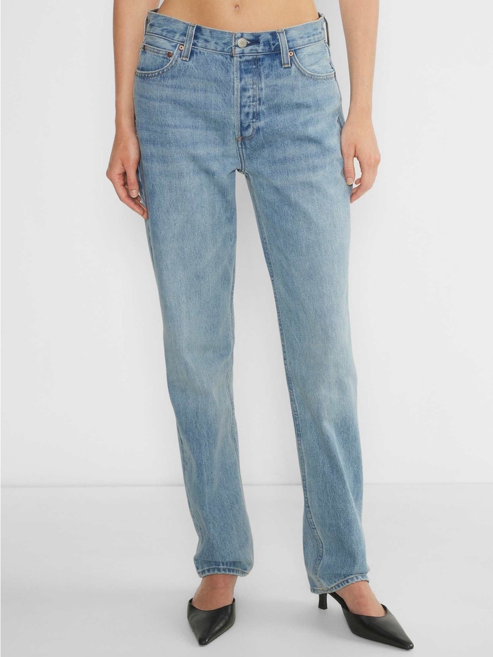 Aritzia Denim Forum 90s Classic Mid Rise Relaxed Jean Size 25 Light Wash
